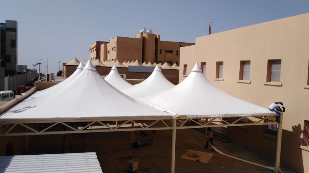 مظلة كبيرة تغطي ساحة الصلاة الخارجية