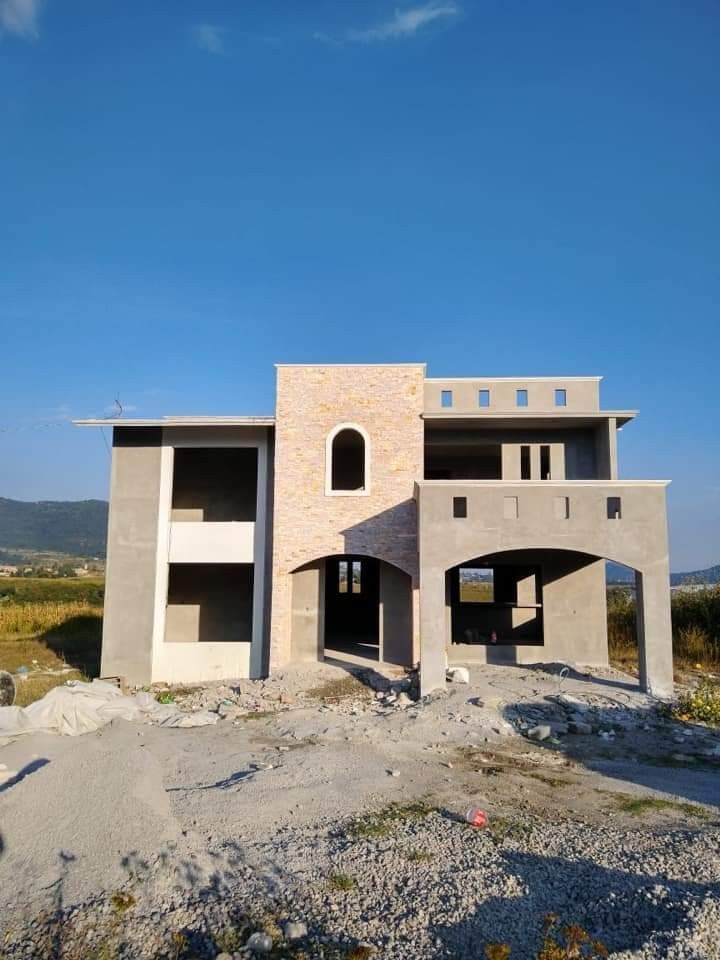 فريق هندسي يشرف على مشروع بناء