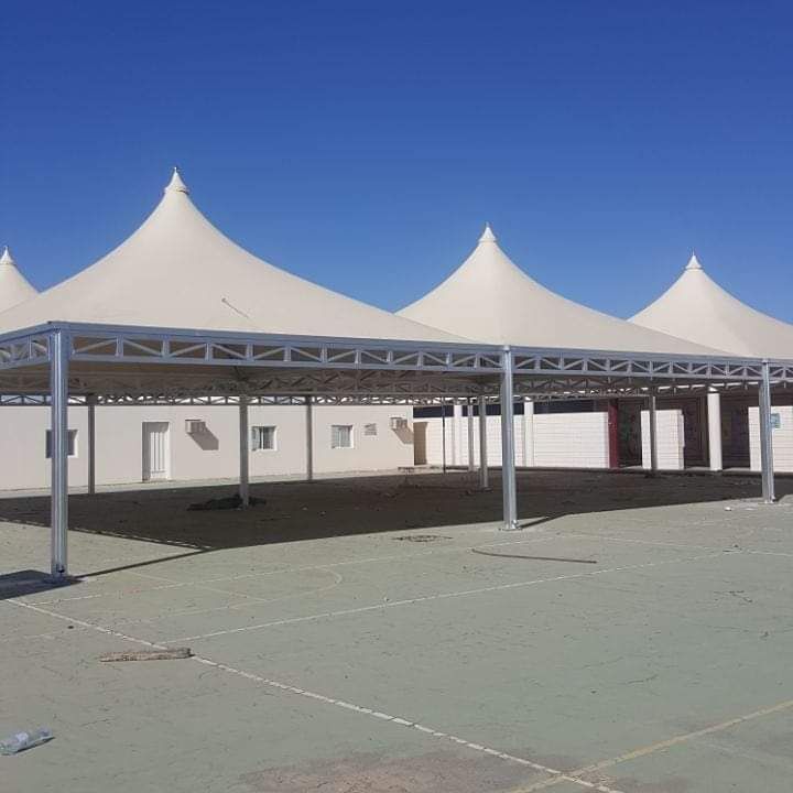 مظلة معدنية ثابتة في ساحة المسجد