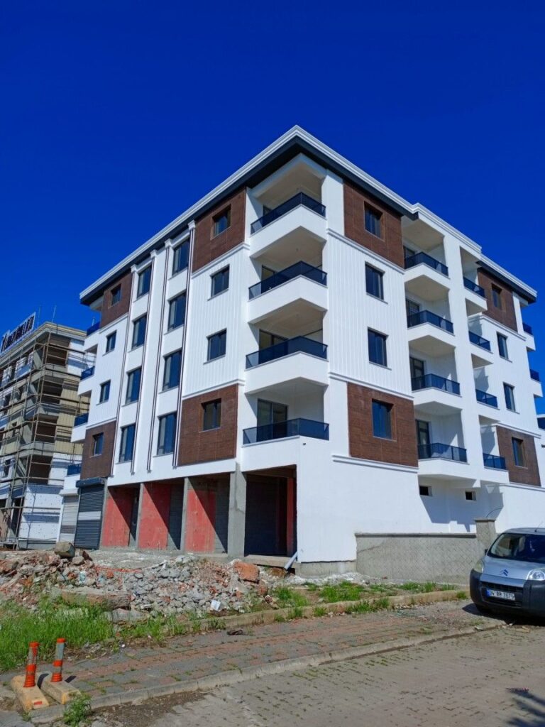 طاقم يقوم بتجديد الدهانات الداخلية