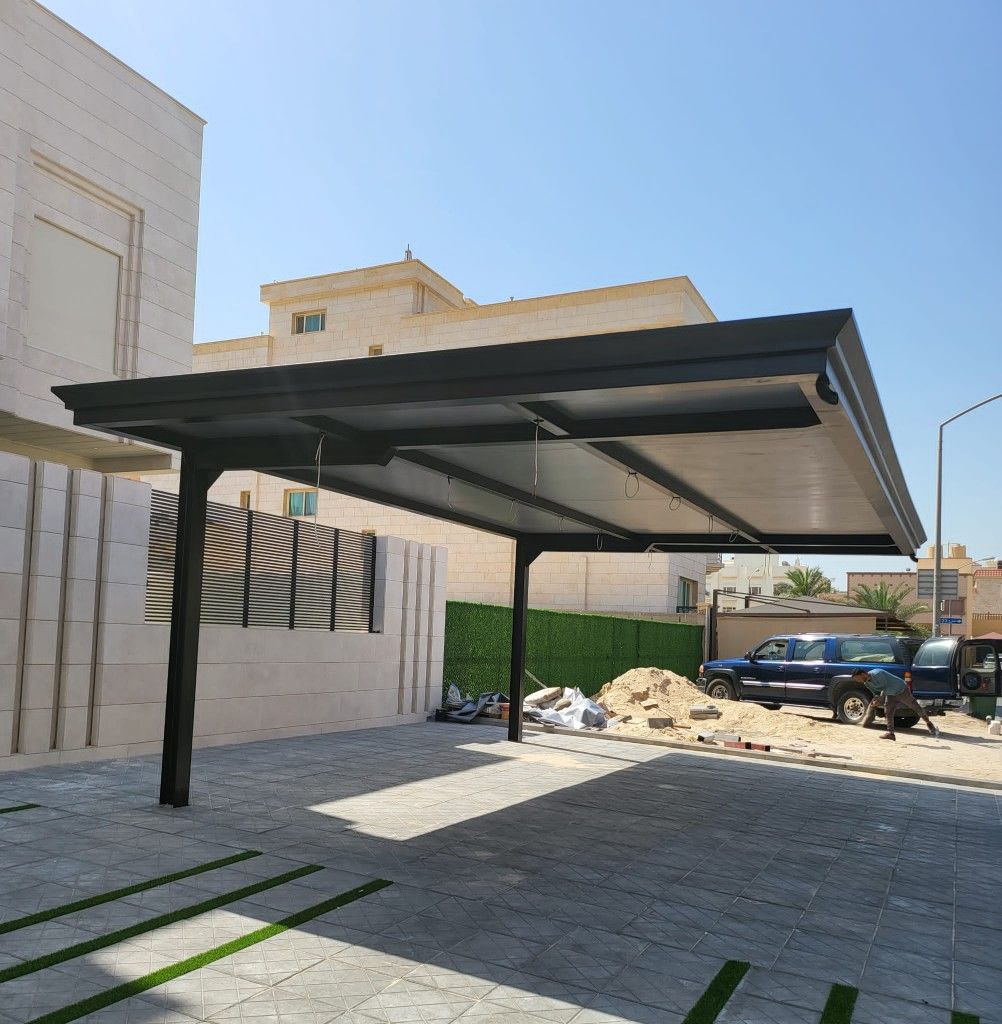ساحة المدرسة محاطة بمظلات حديثة