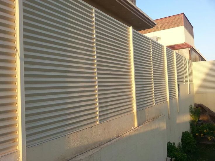 سواتر معدنية قوية تحمي المدرسة