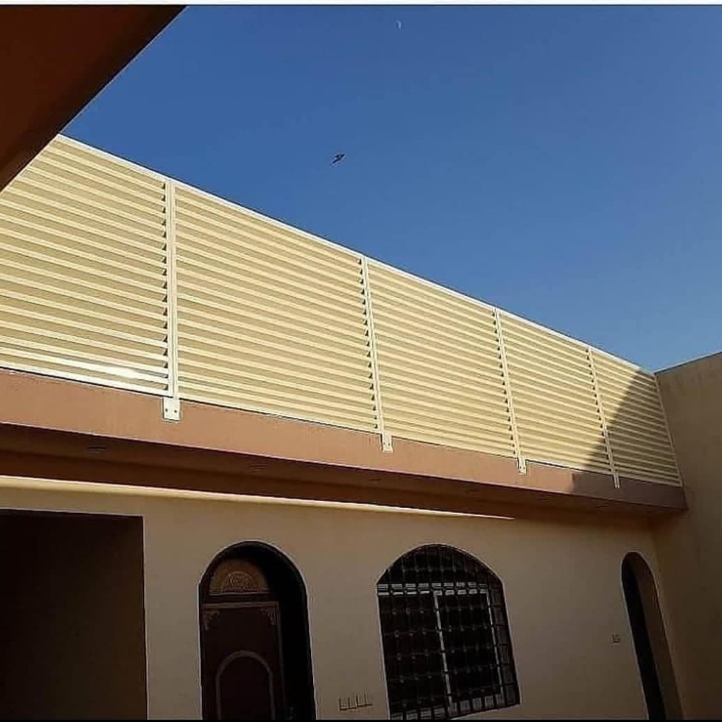 سواتر خشبية عالية الجودة حول ساحة المدرسة