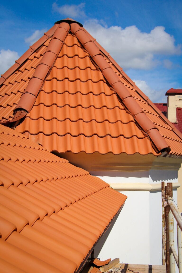 سقف مبنى مغطى بالقرميد الأحمر