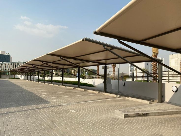 مظلة قماشية تغطي ساحة المدرسة