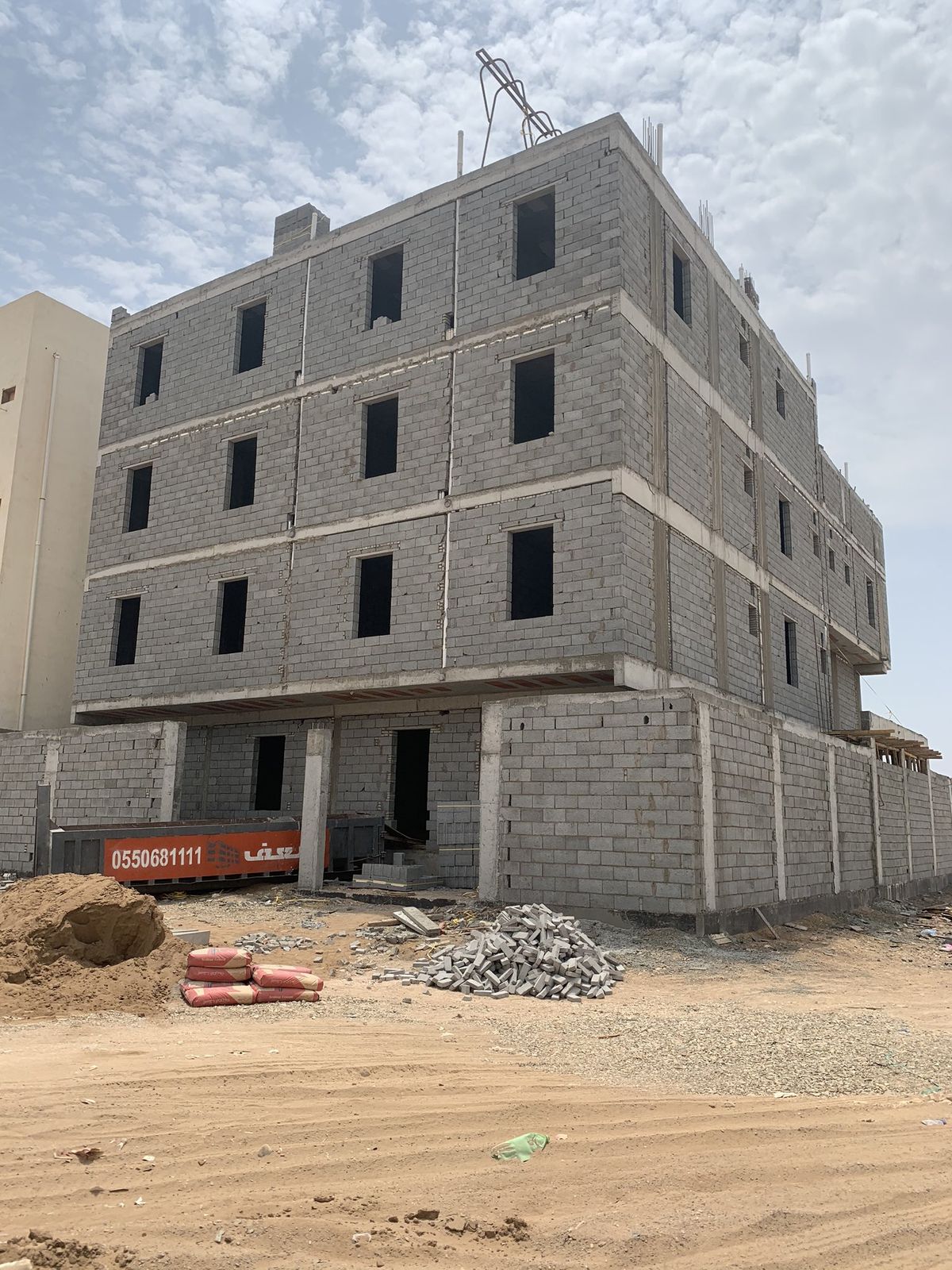 فريق مهندسين يشرف على مشروع إنشاء الهناجر